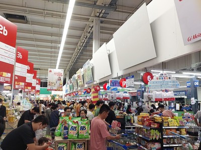 Từ chiều ngày 26/9 đến sáng nay (27/9), rất đông người dân đến siêu thị, chợ mua lương thực để tích trữ.