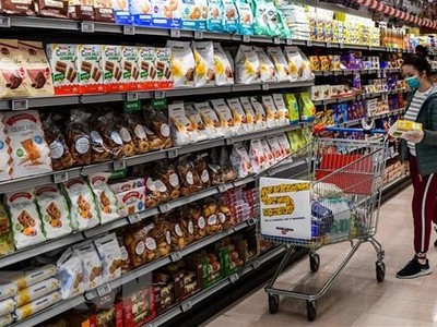 Người dân mua sắm tại siêu thị ở Milan, Italy. (Ảnh: AFP/TTXVN)