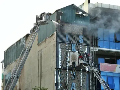 Ngày 1/8, quán karaoke ở Cầu Giấy bị cháy khiến 3 chiến sĩ cảnh sát PCCC hy sinh (Ảnh: Hữu Hưng).