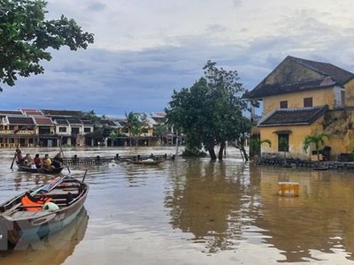 Các lực lượng chức năng khẩn trương khắc phục hậu quả. (Ảnh Trần Tĩnh/TTXVN).