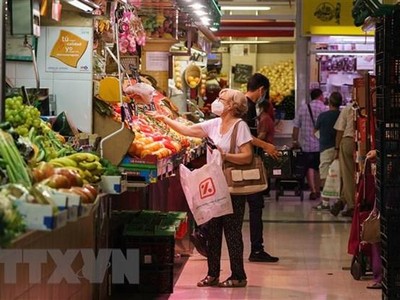 Người dân mua thực phẩm tại siêu thị ở Zaragoza, Tây Ban Nha. (Ảnh: AFP/TTXVN).