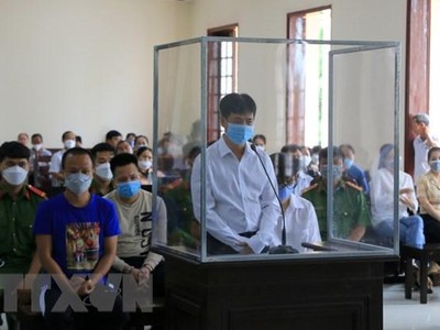 Bị cáo Nguyễn Trung Thành (đứng) tại phiên xét xử. (Ảnh: Nhựt An/TTXVN)