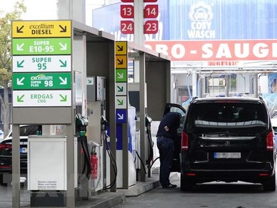Bơm xăng cho phương tiện tại trạm xăng ở Berlin, Đức, ngày 8/9/2022. (Ảnh: THX/TTXVN)