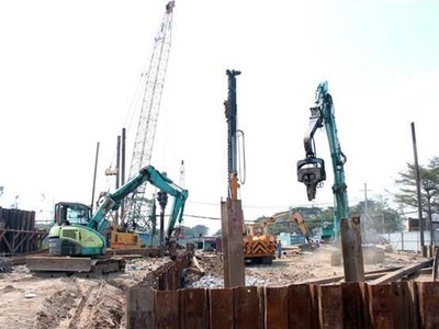 Thi công Dự án hầm chui nút giao thông Nguyễn Văn Linh-Nguyễn Hữu Thọ. (Ảnh: Tiến Lực/TTXVN)