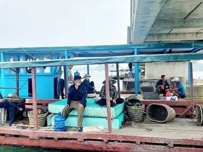 Các hộ dân có bè nuôi vi phạm bị cưỡng chế. (Ảnh: Thanh Vân/TTXVN)