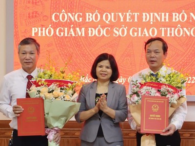 Chủ tịch UBND tỉnh Bắc Ninh Nguyễn Hương Giang trao quyết định bổ nhiệm hai Phó Giám đốc Sở Giao thông vận tải tỉnh Bắc Ninh.