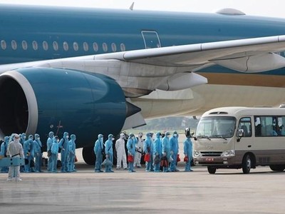 Đưa công dân Việt Nam về nước. (Ảnh: TTXVN)