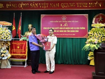 Ông Nguyễn Tiến Hùng (áo trắng) nhận Quyết định bổ nhiệm Viện trưởng Viện Kiểm sát Nhân dân tỉnh Quảng Bình.