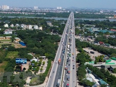 Giao thông trên cầu Thanh Trì nhìn từ trên cao. (Ảnh: Huy Hùng/TTXVN)