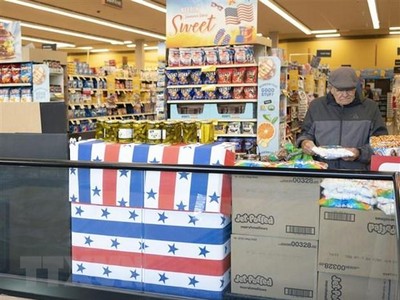 Người dân mua hàng tại siêu thị ở Millbrae, California, Mỹ, ngày 13/7/2022. (Ảnh: THX/TTXVN)