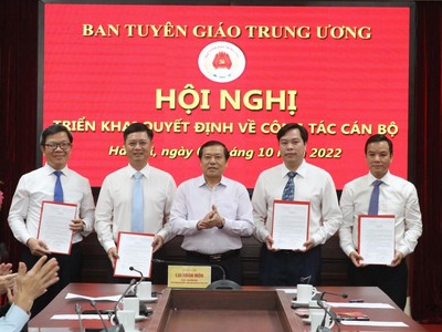 Thay mặt lãnh đạo Ban Tuyên giáo Trung ương, đồng chí Lại Xuân Môn, Uỷ viên Trung ương Đảng, Bí thư Đảng ủy cơ quan, Phó Trưởng ban Thuờng trực Ban Tuyên giáo Trung ương đã trao quyết định bổ nhiệm đối với đồng chí Tống Văn Thanh, Hoàng Thanh Hải, Lê Đức Cảnh; bổ nhiệm lại đối với đồng chí Lê Huy Nam. (Ảnh: TA)