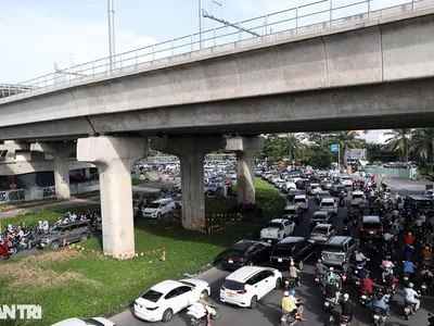 Sự cố đứt cáp dự ứng lực ngầm cầu vượt Nguyễn Hữu Cảnh đã ảnh hưởng lớn đến giao thông trong khu vực (Ảnh: Hải Long).