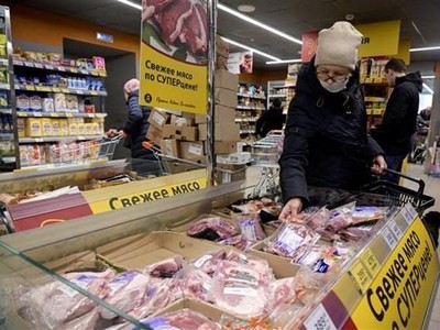 Người dân mua hàng tại một siêu thị ở thủ đô Moskva, Nga. (Ảnh: AFP/TTXVN).