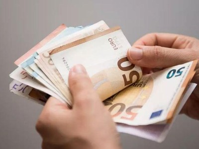 Chi phí năng lượng và thực phẩm tăng cao là những yếu tố thúc đẩy lạm phát leo thang kỷ lục ở châu Âu. Ảnh: AP