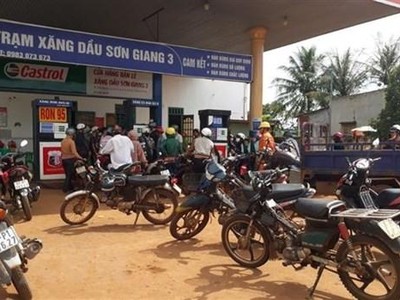 Trạm xăng dầu Sơn Giang 3 ở xã Đắk Ơ, huyện Bù Gia Mập, Bình Phước treo bảng "hết xăng". (Ảnh: K GỬIH/TTXVN)