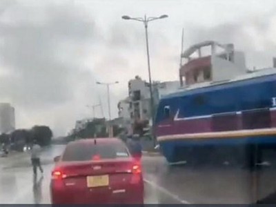 Đầu máy xe lửa kịp thời dừng trên đường Phạm Văn Đồng, tránh được một vụ tai nạn. (Nguồn: laodong.vn)