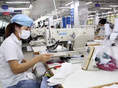 Công nhân làm việc trong xưởng may hàng xuất khẩu tại Garco 10, Tổng Công ty May 10. (Ảnh: Trần Việt/TTXVN)