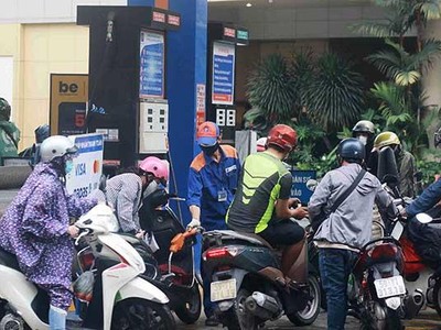 Sáng 10/10, cây xăng Petrolimex trên đường Lê Hồng Thái, quận 1, TPHCM dù đông người xếp hàng chờ nhưng vẫn đáp ứng đầy đủ xăng cho người dân - Ảnh: Lê Toàn.