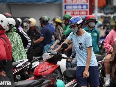 Nguồn cung xăng dầu đang bị đặt dấu hỏi, trong khi cơ quan quản lý luôn khẳng định đủ hàng bán (Ảnh: Trần Đạt).