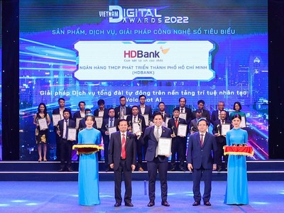 Ông Nguyễn Đức Dũng- Phó Giám đốc Trung tâm Chuyển đổi số HDBank (DTC)- đại diện HDBank - nhận Giải.