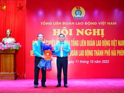 Ông Nguyễn Đình Khang, Chủ tịch Tổng Liên đoàn Lao động Việt Nam trao Quyết định cho ông Nguyễn Anh Tuân, tân Chủ tịch Liên đoàn Lao động TP Hải Phòng.