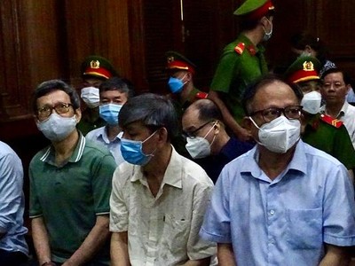 Bị cáo Tất Thành Cang, cựu Phó bí thư Thành ủy TP.HCM (ngoài cùng bên phải) tại tòa.