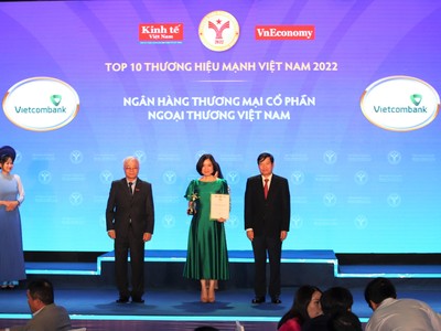 Đại diện Vietcombank, bà Phùng Nguyễn Hải Yến – Phó Tổng giám đốc nhận biểu trưng “Thương hiệu Mạnh Việt Nam năm 2022” từ Ban tổ chức chương trình.