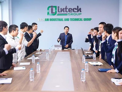 Hoàng Hữu Thắng, Chủ tịch Intech Group (giữa) cùng các cộng sự quyết tâm đưa Tập đoàn vươn xa, chinh phục các thị trường khó tính toàn cầu.