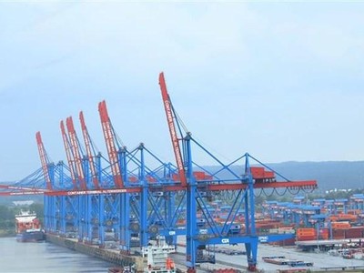 Một cụm cảng bốc dỡ hàng tại thành phố Hamburg (Đức). (Ảnh: Mạnh Hùng/TXTVN)