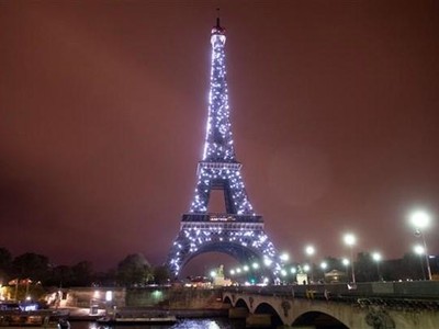 Tháp Eiffel ở thủ đô Paris (Pháp) được thắp sáng ngày 10/11/2018. (Ảnh: AFP/TTXVN)