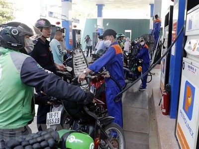 Mua bán xăng tại một điểm kinh doanh xăng, dầu của Petrolimex trên địa bàn quận Hai Bà Trưng, Hà Nội. (Ảnh: Trần Việt/TTXVN).
