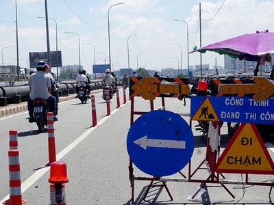 Cầu Bình Phước 1 tạm thời cấm xe trên 16 chỗ để đảm bảo an toàn (ảnh M.Q)