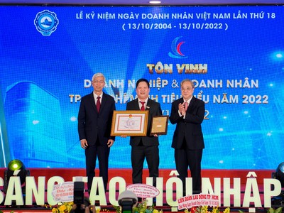 Ông Huỳnh Thanh Tứ - Phó Tổng giám đốc Hưng Thịnh Incons đại diện nhận giải thưởng“Sản phẩm, Dịch vụ tiêu biểu Thành phố Hồ Chí Minh năm 2022”.