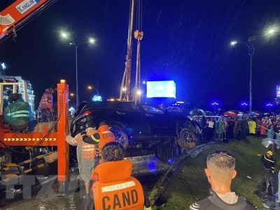 Hiện trường tai nạn hy hữu tại hồ Xuân Hương (thành phố Đà Lạt). (Ảnh: Nguyễn Dũng/TTXVN)