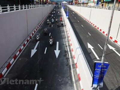 Các phương tiện di chuyển từ hướng Tố Hữu xuống hầm chui Lê Văn Lương thông thoáng. (Ảnh: Hoài Nam/Vietnam+).