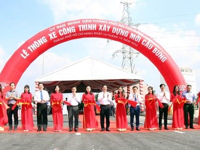 Các đại biểu thực hiện nghi thức thông xe cầu Bưng. (Ảnh: Tiến Lực/TTXVN)