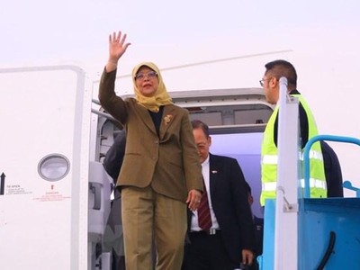 Tổng thống Singapore Halimah Yacob đến Sân bay Quốc tế Nội Bài, Hà Nội. (Ảnh: Văn Điệp/TTXVN).
