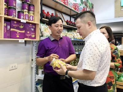 Người tiêu dùng mua sản phẩm OCOP tại quận Hai Bà Trưng.