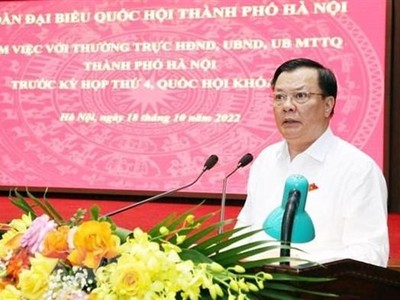 Ủy viên Bộ Chính trị, Bí thư Thành ủy, Trưởng đoàn đại biểu Quốc hội thành phố Hà Nội Đinh Tiến Dũng phát biểu tại buổi làm việc. (Ảnh: TTXVN phát)