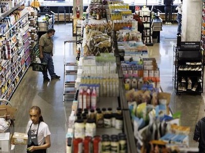 Người dân mua hàng tại siêu thị ở Washington, D.C., Mỹ. (Ảnh: THX/TTXVN)