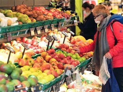 Người dân mua sắm tại siêu thị ở Vienna, Áo. (Ảnh: AFP/TTXVN)