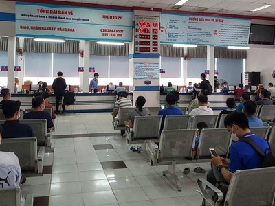 Người dân đến ga Sài Gòn mua vé tàu Tết Quý Mão 2023. (Ảnh: CTV/Vietnam+)