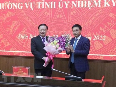 Ông Nguyễn Văn Thắng, Ủy viên Ban Chấp hành Trung ương Đảng, Bộ trưởng Bộ Giao thông Vận tải, tặng hoa chúc mừng ông Mùa A Sơn, Phó Bí thư thường trực Tỉnh ủy Điện Biên. (Ảnh: Xuân Tiến/TTXVN)