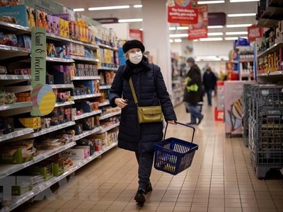 Người dân mua sắm tại một siêu thị ở Walthamstow, đông London, Anh. (Ảnh: AFP/TTXVN).