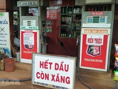 Một cửa hàng xăng dầu treo bảng hết xăng dầu. (Ảnh: TTXVN)