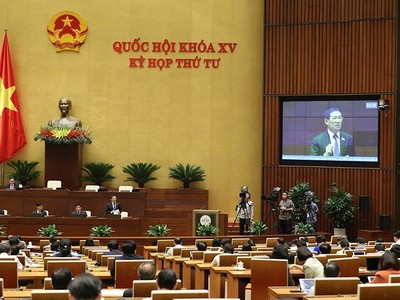 Quốc hội thảo luận tại hội trường về các vấn đề kinh tế, xã hội, ngân sách. Ảnh: Đức Thanh.