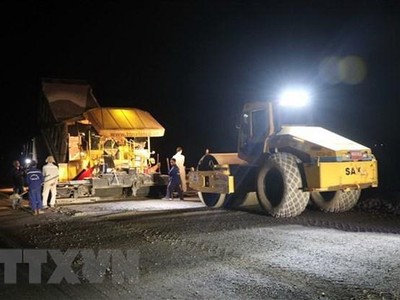 Thi công trong đêm tại gói thầu số 6 trên tuyến cao tốc Cam Lộ-La Sơn đi qua huyện Phong Điền, tỉnh Thừa Thiên-Huế. (Ảnh: Đỗ Trưởng/TTXVN)