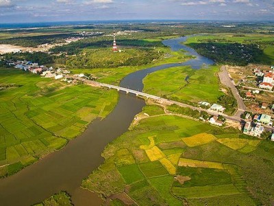 Một đoạn sông Bàn Thạch qua Phú Yên nhìn từ trên cao.
