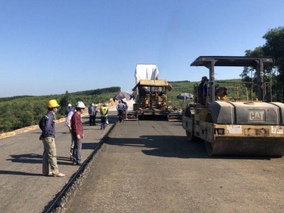 Thảm bê tông nhựa trên tuyến cao tốc Cam Lộ - La Sơn.