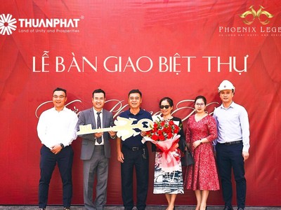 Đại diện Chủ đầu tư Thuận Phát trao chìa khóa, hoa và quà cho chủ sở hữu biệt thự.